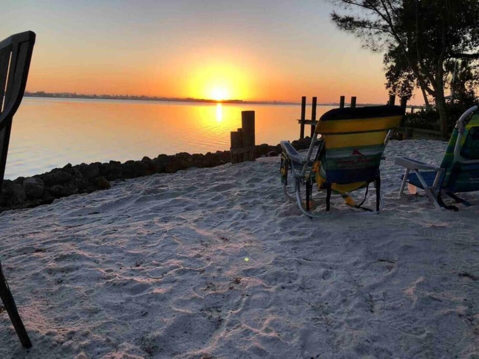 "Seaglass" Dazzles with Exceptional Bay Views&Pool Villa in Manasota Key