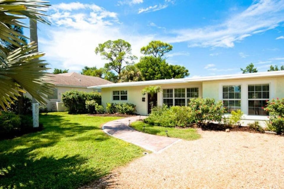 Gorgeous private Pool-Walk to Stunning Beach! os House in Venice