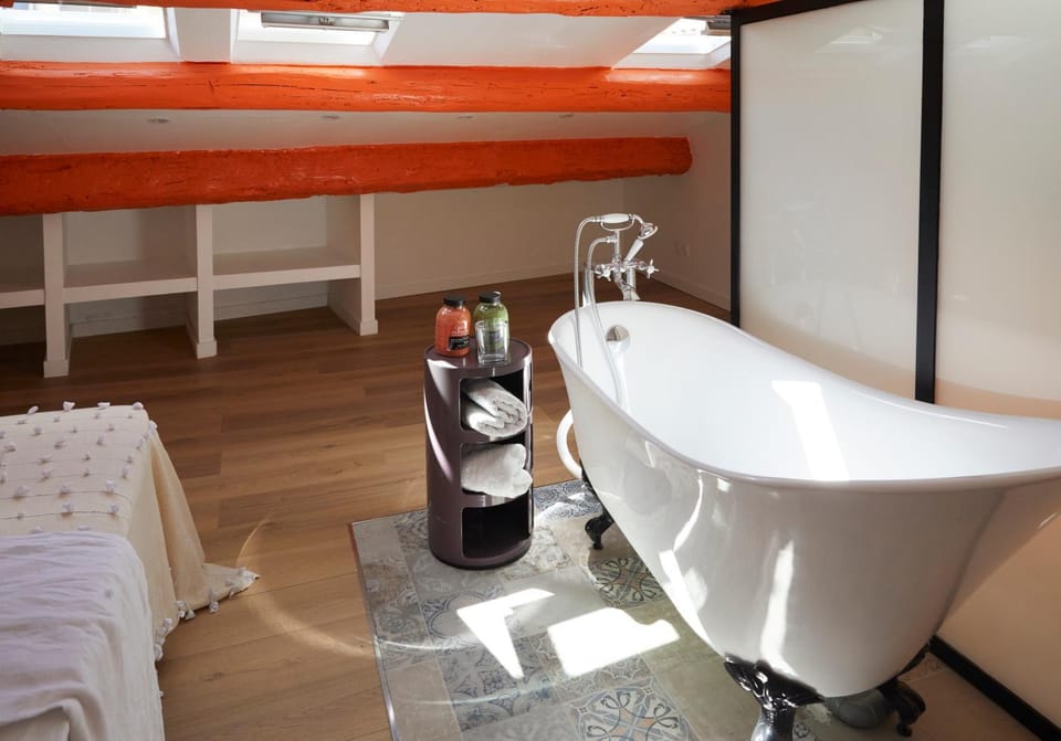 Photo of the whole room, Bedroom, Bath