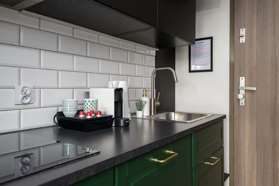 Coffee/tea facilities, Kitchen or kitchenette, stove