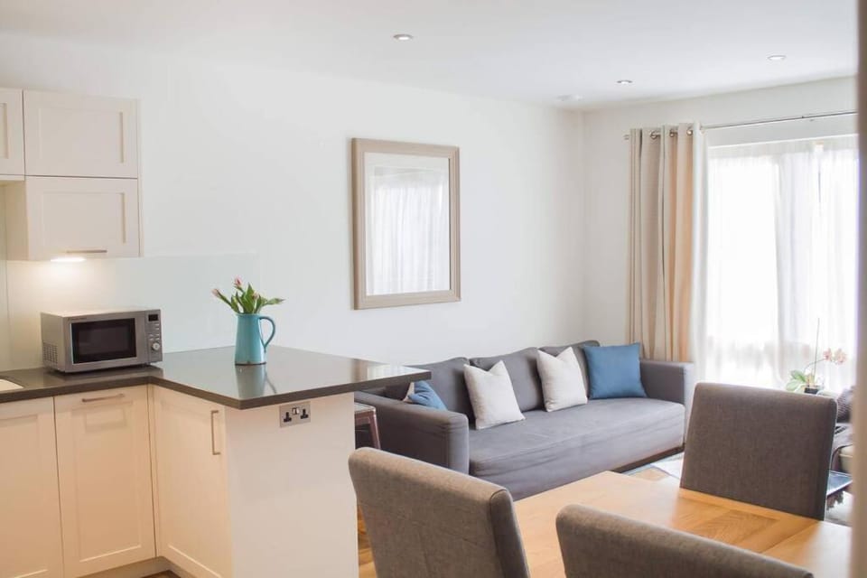 Modern & central - two bedroom & two bathroom apartment Apartment in Bath