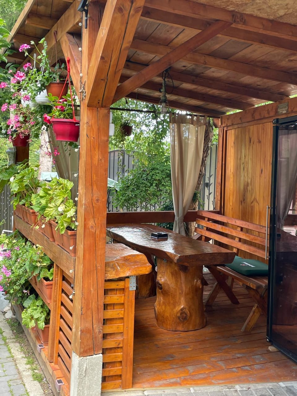 Garden, Seating area, Dining area