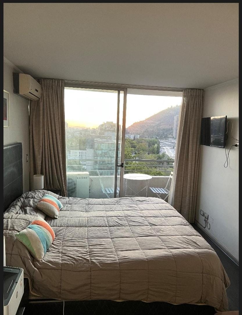 Departamento vista despejada al Cerro San Cristóbal Apartment in Providencia