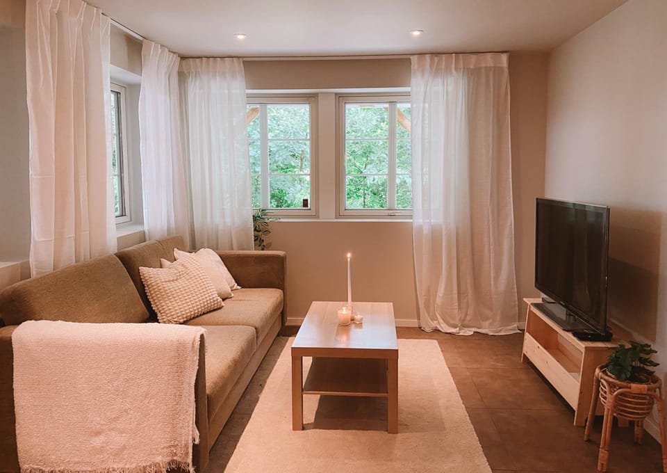 Communal lounge/ TV room, TV and multimedia, Living room, Seating area