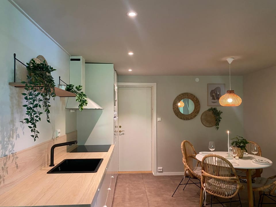 Kitchen or kitchenette, Seating area, Dining area