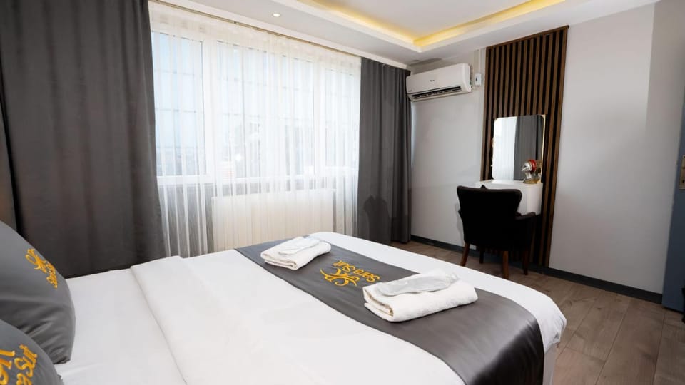 Bed, Photo of the whole room, Bedroom, towels, air conditioner