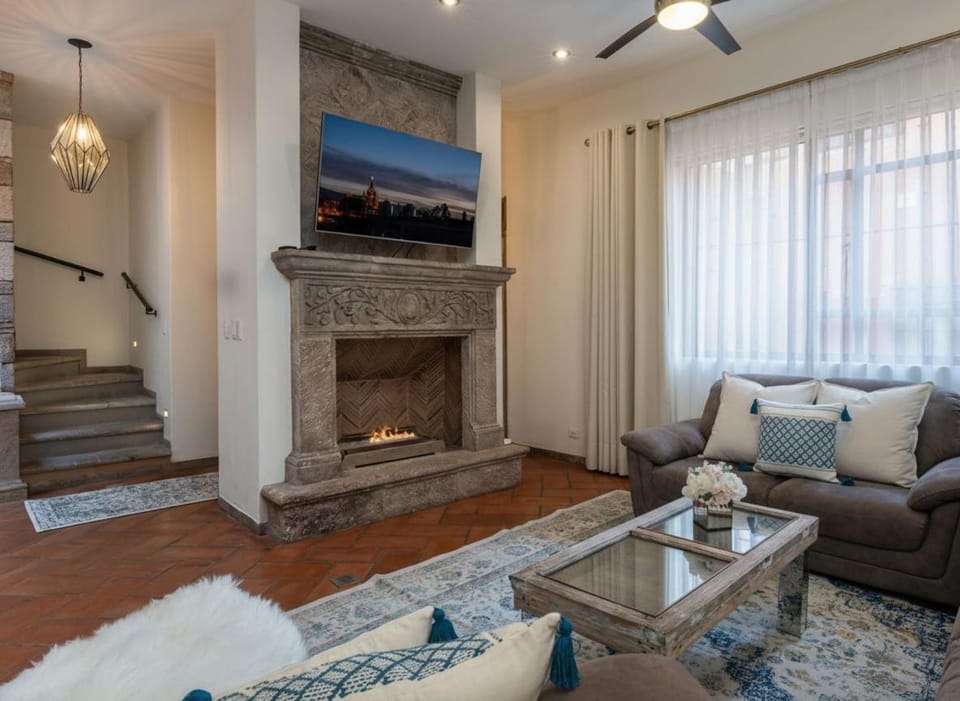 TV and multimedia, Living room, Seating area, fireplace