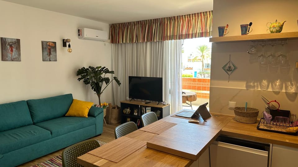 Seating area, Dining area, air conditioner