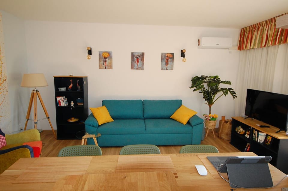 TV and multimedia, Living room, Seating area, Evening entertainment