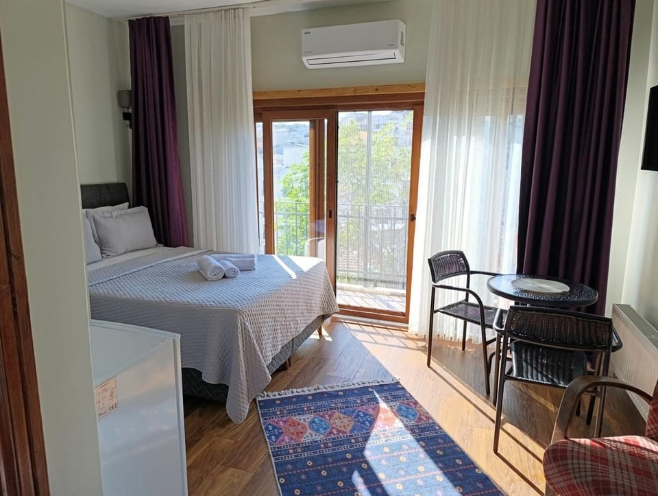 Bed, Photo of the whole room, Seating area, Bedroom, air conditioner