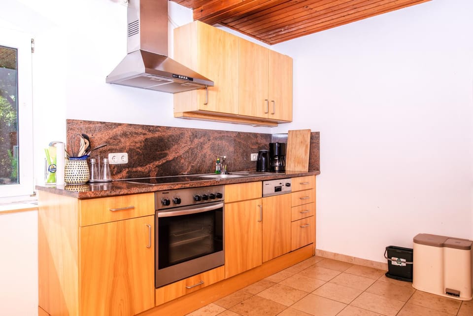Coffee/tea facilities, Kitchen or kitchenette, dishwasher, oven, stove
