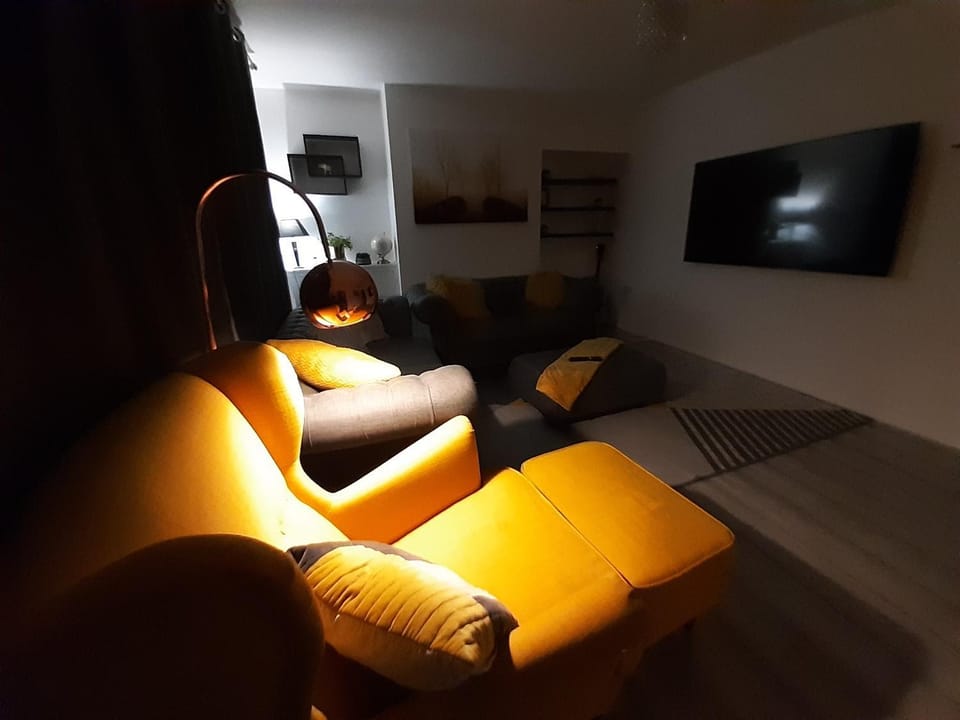 Communal lounge/ TV room, TV and multimedia, Living room, Seating area, Evening entertainment