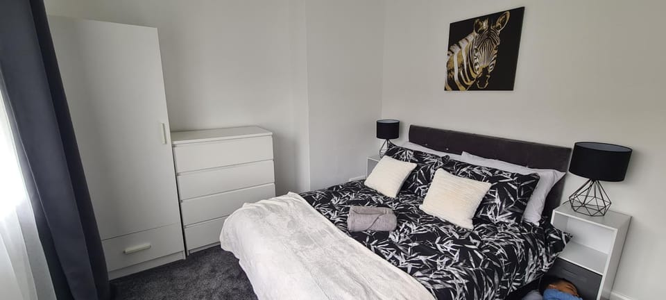 Bed, Photo of the whole room, Bedroom, wardrobe