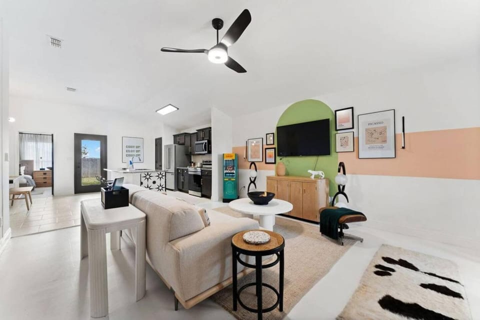 TV and multimedia, Living room, Seating area, fireplace