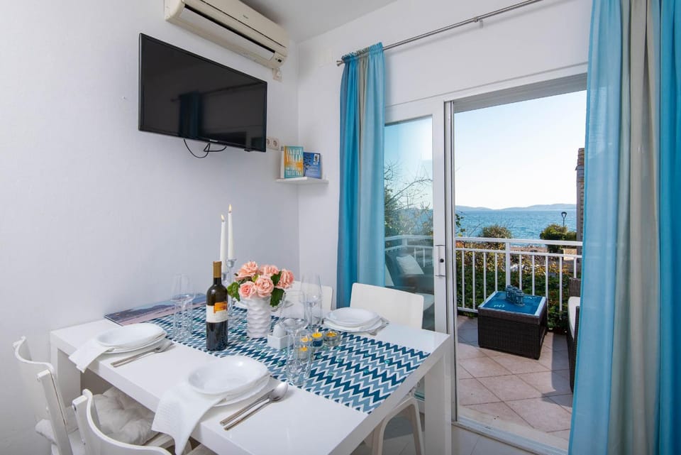 Balcony/Terrace, Decorative detail, Dining area