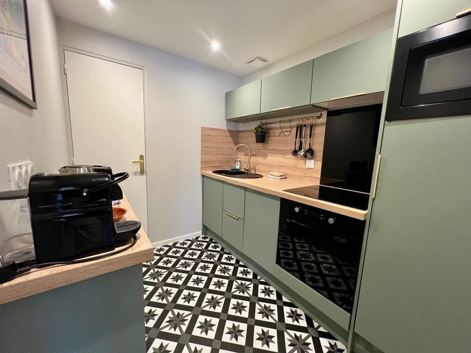 Coffee/tea facilities, microwave, oven, kitchen