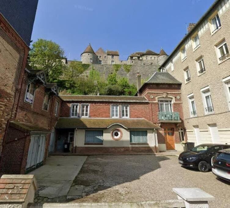 Property building, Location