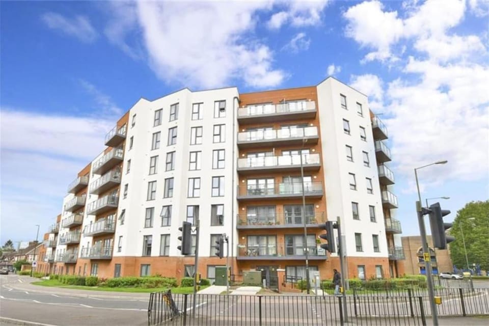 Lovely 2 Bed Apartment+Parking&Workstation&Balcony Apartment in Crawley