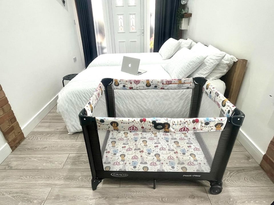 Bedroom, cot