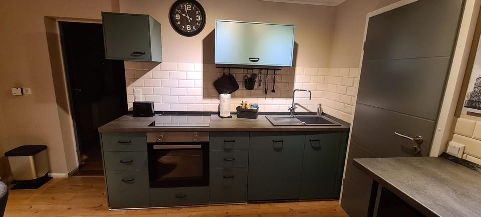 Kitchen or kitchenette, pet friendly, stove