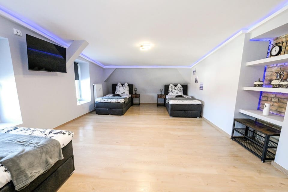 Communal lounge/ TV room, Bed, TV and multimedia, Living room, Photo of the whole room, Seating area, Evening entertainment, Bedroom