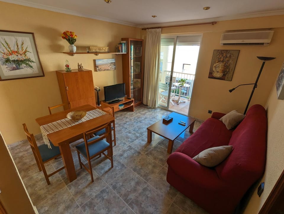 TV and multimedia, Living room, Seating area, Dining area, air conditioner