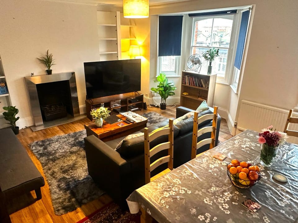 Spacious 2 BDR plus Large Living Dining Room with Workspace Executive Apartments at Prime Locations in Kensington and Chelsea by Ricky & Giustina Collection - W8 SW3 SW5 SW7 SW10 Apartment in City of Westminster