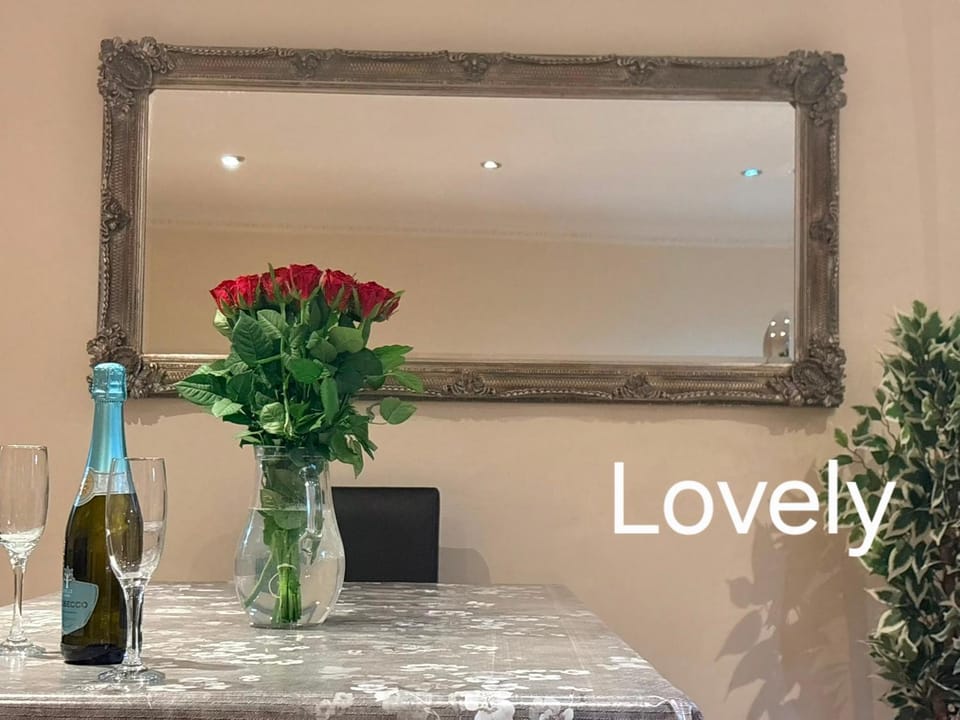 2 BDR plus Spacious Lounge Executive Delightful Apartments at Desirable Locations in Kensington and Chelsea by Ricky & Giustina Collection - W8 SW3 SW5 SW7 SW10 - Fully equipped and perfect for long stays Apartment in City of Westminster