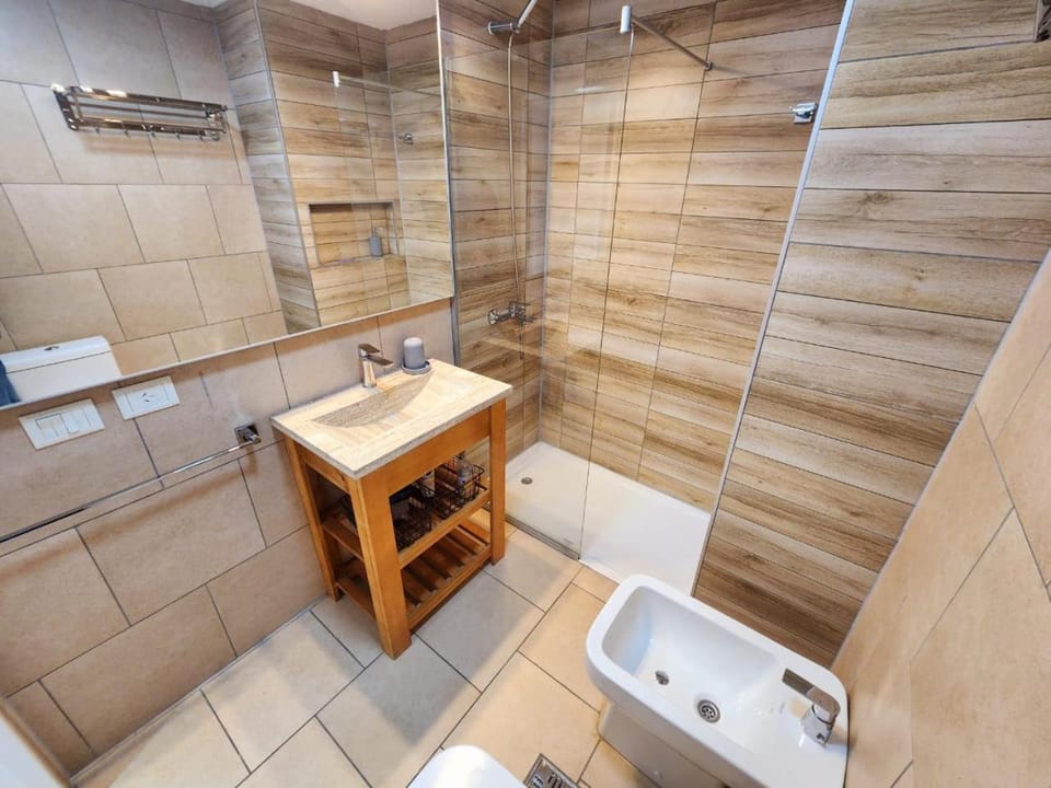 Shower, Toilet, Bathroom, Bath, bidet, towels