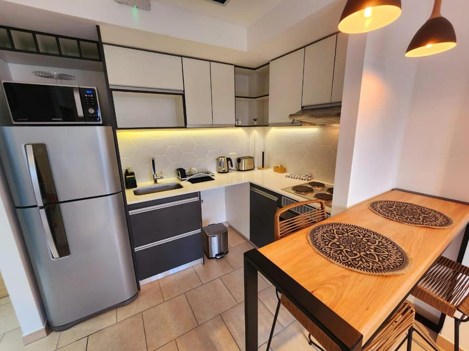 Kitchen or kitchenette, Dining area, minibar, oven, pet friendly, stove, toaster