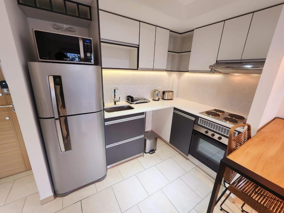 Kitchen or kitchenette, Dining area, minibar, oven, pet friendly, stove, toaster
