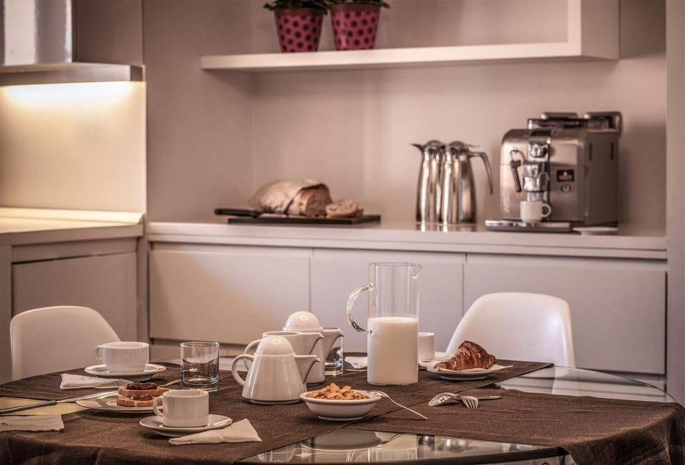 Coffee/tea facilities, Breakfast