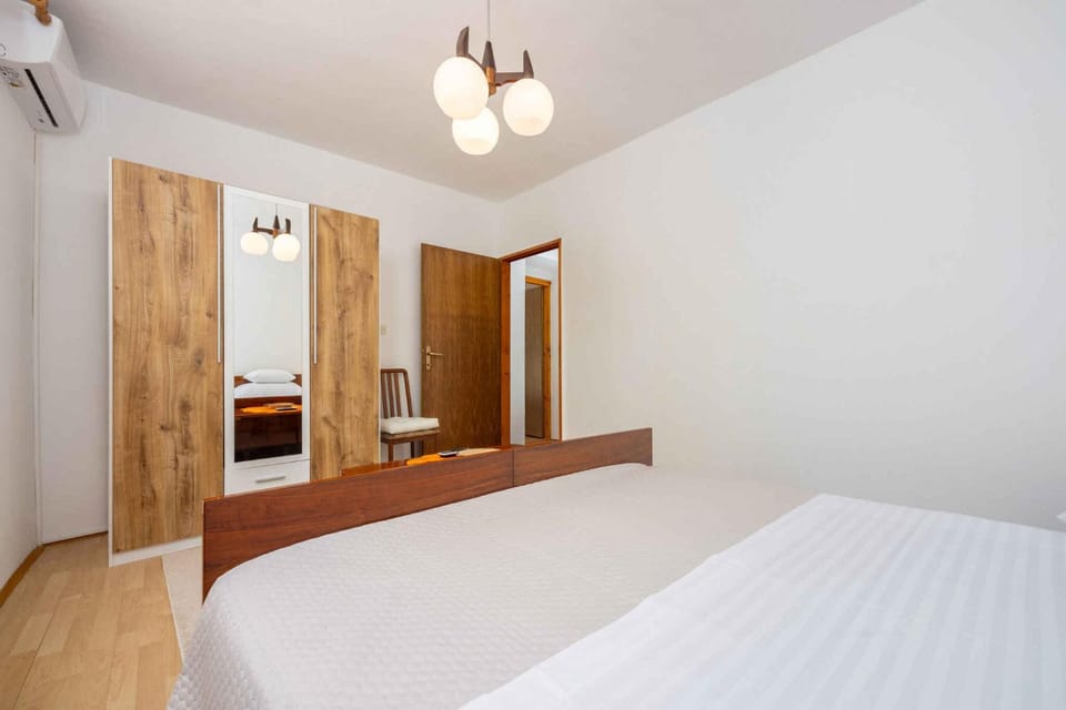 Bedroom, air conditioner