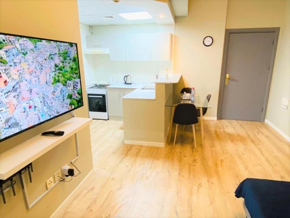 Communal lounge/ TV room, TV and multimedia, Kitchen or kitchenette, Living room, Dining area, Communal kitchen, kitchen