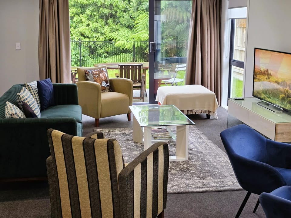 Communal lounge/ TV room, TV and multimedia, Living room, Seating area, Dining area, heating, sunbed, air conditioner