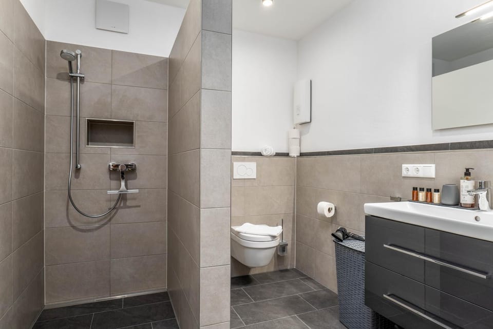 Shower, Toilet, Bathroom, heating, towels