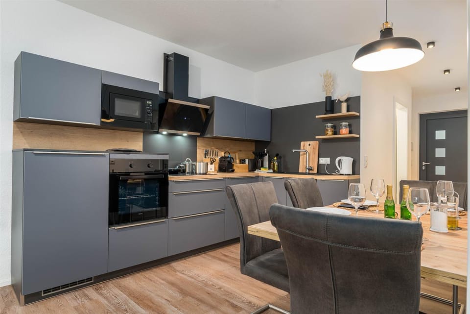 Coffee/tea facilities, Kitchen or kitchenette, Seating area, Dining area, dishwasher, minibar, pet friendly, stove, kitchen
