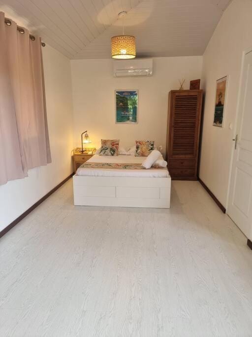 Bedroom, air conditioner