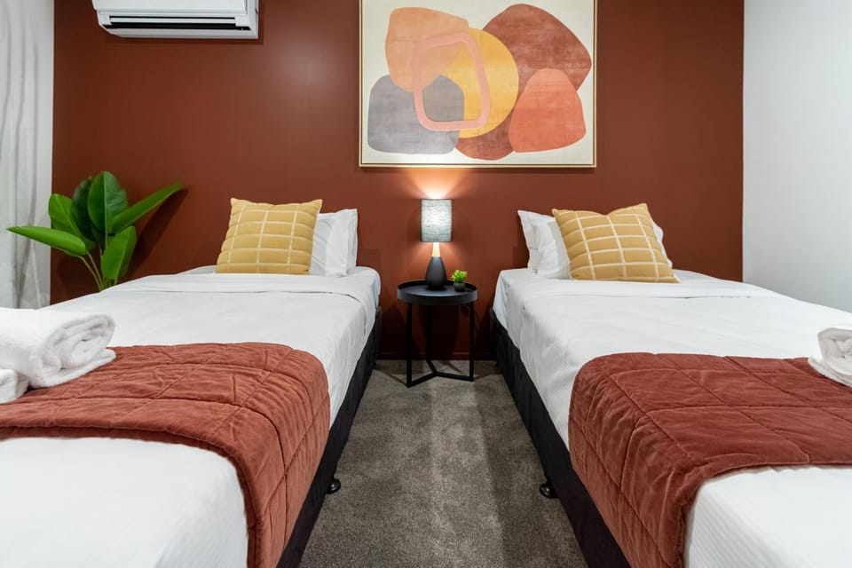 Bed, Photo of the whole room, Decorative detail, air conditioner
