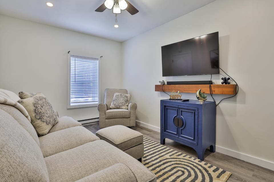 M20 Rentals Modern Apartment 2bd 1ba Centrally Located Salem, NH Apartment in Methuen