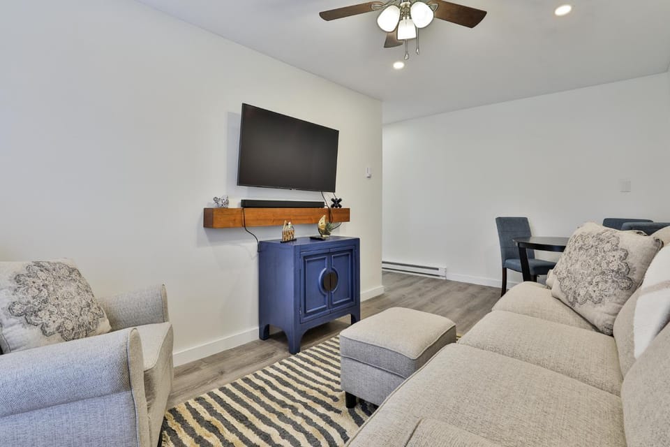 M20 Rentals Modern Apartment 2bd 1ba Centrally Located Salem, NH Apartment in Methuen