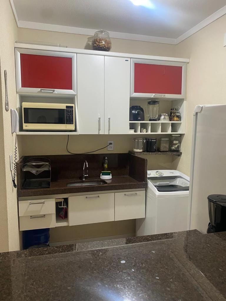 Kitchen or kitchenette, minibar, oven, stove