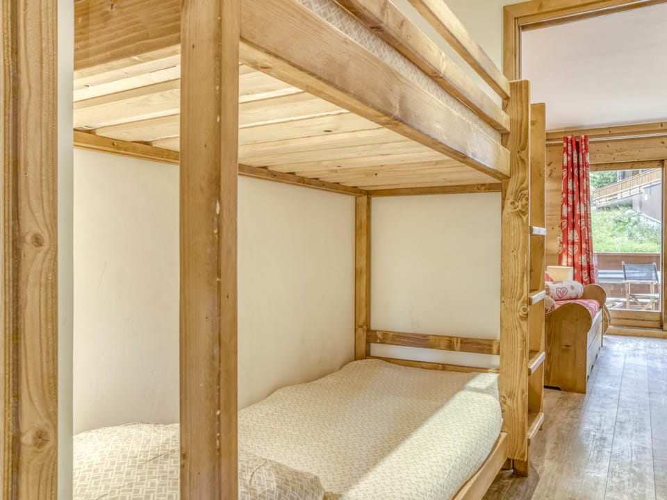 Appartement rénové ski-in/ski-out avec balcon, Wi-Fi et parking - FR-1-688-61 Apartment in Les Allues