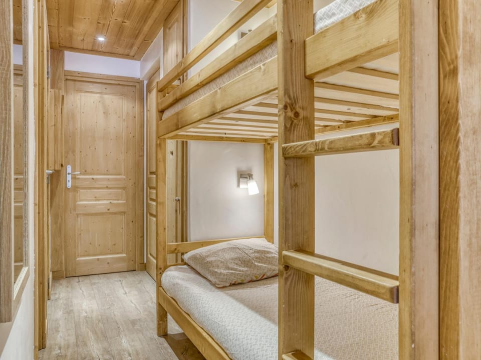 Appartement rénové ski-in/ski-out avec balcon, Wi-Fi et parking - FR-1-688-61 Apartment in Les Allues