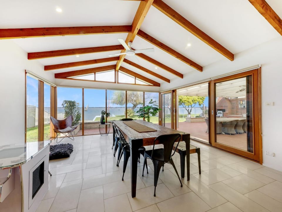 Lakehouse 61 House in Mulwala