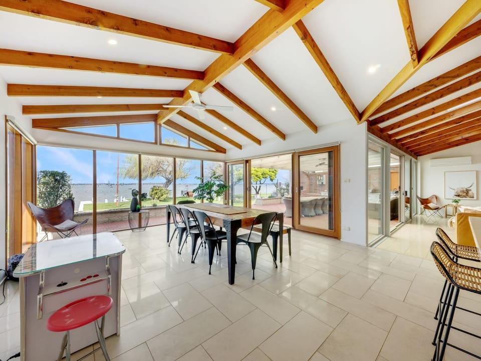 Dining area, Lake view