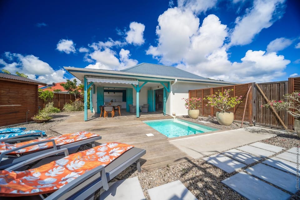 Patio, Pool view, Swimming pool, sunbed