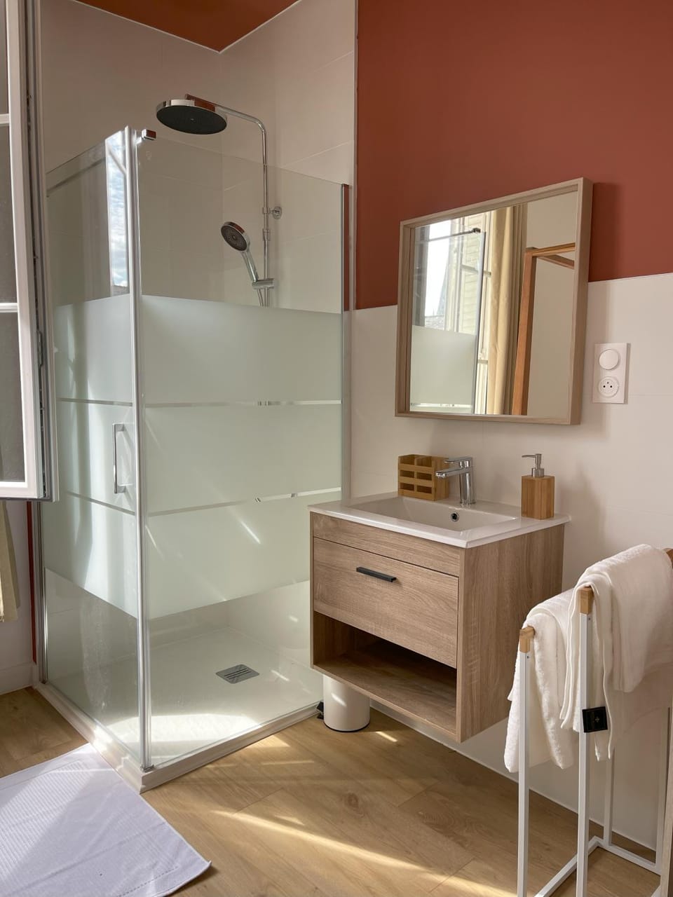 Shower, Bathroom, Bedroom, towels