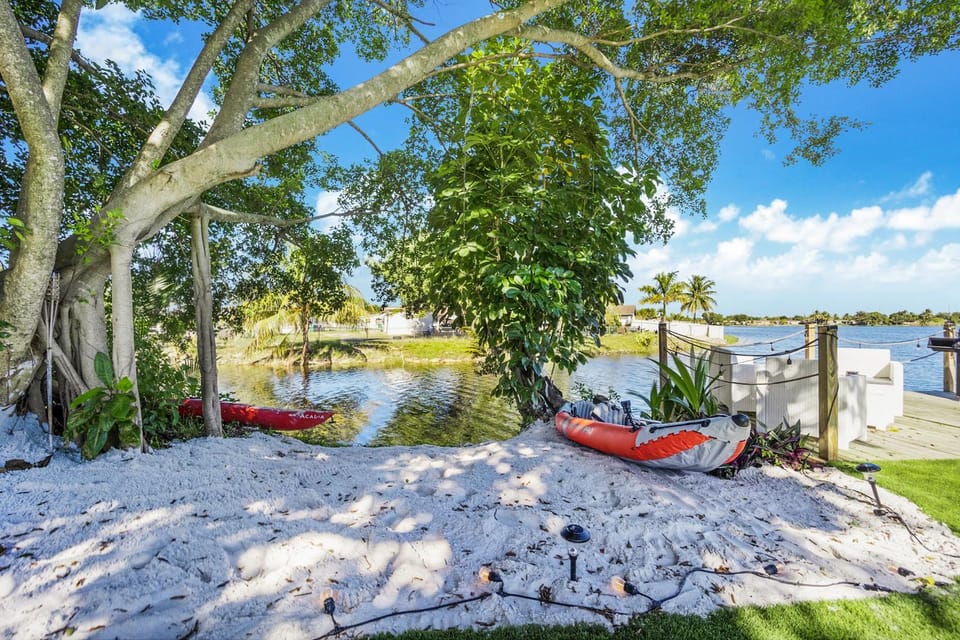 Dior Lake Front Villa With Infinity Pool Villa in Miami Gardens