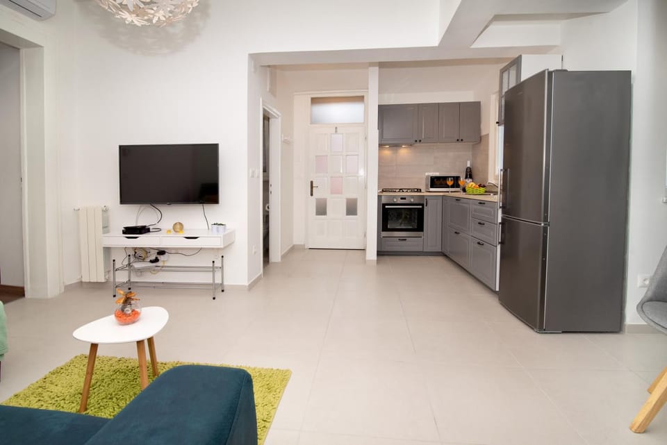 TV and multimedia, Kitchen or kitchenette, Living room